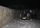 Пьяный водитель перевернулся на машине, упав с бетонной стены