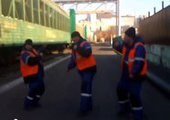 Железнодорожные рабочие во Владивостоке пустились в пляс на перроне