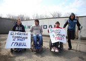 Инвалидов с плакатами во Владивостоке чуть не забрали в отдел полиции