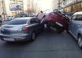 Автомобильная пирамида образовалась во Владивостоке
