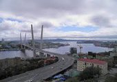 Во Владивостоке с моста спрыгнула девушка