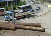 Огромные трубы перегородили движение во Владивостоке