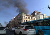 Возле Мэрии Владивостока горит строящееся здание