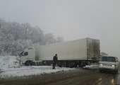 Снегопад заблокировал большегрузные машины на дорогах Приморья