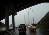 Удар молнии пришелся в опору "Золотого моста" во Владивостоке