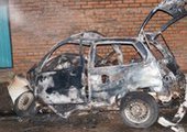 Полицейские спасли молодого парня из горящего автомобиля