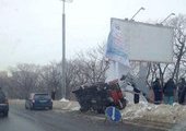 Автовышка с рабочим упала у рекламного щита во Владивостоке