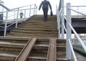 Инвалиды на ЖД вокзале Владивостока самостоятельно передвигаться не могут