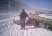 Нечищеная от снега трасса стала причиной ДТП и пробки