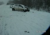 В Приморье на заснеженной дороги погибла женщина водитель