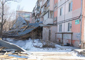 Момент обрушения крыши в Приморье во время циклона попал в видеорегистратор