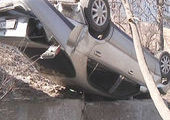 Во Владивостоке автомобиль упал с 10-метрового косогора