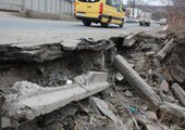 Восьмиметровый провал образовался на дороге во Владивостоке