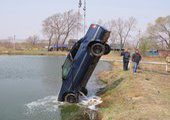 В Приморье из тонущего автомобиля успели вытащить водителя
