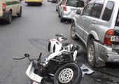 Мотоциклист во Владивостоке врезался в два припаркованных автомобиля