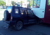Трамвай подмял под себя внедорожник во Владивостоке