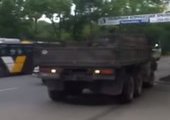 Во Владивостоке грузовик ВМФ, нарушая все правила, проехал по встречной