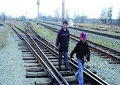 В Приморье 6-летнему мальчику камнем пробило голову, когда он кинул его в поезд