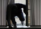Во Владивостоке мужчина сорвался с высоты, пытаясь выбраться из квартиры через соседей