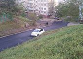 Во Владивостоке припаркованная машина помешала коммунальщикам асфальтировать дорогу