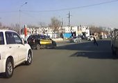 Во Владивостоке автомобилисты за рулем такси задержали пьяную женщину