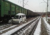 В Приморье поезд сбил микроавтобус на переезде