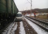 В Приморье поезд сбил микроавтобус на переезде
