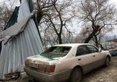 Во Владивостоке сорванная ветром крыша повредила автомобили