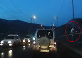Во Владивостоке водитель такси спас девушку, готовую спрыгнуть с моста