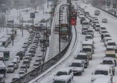 Ночной снегопад парализовал автомобильное движение во Владивостоке