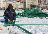 На центральной площади Владивостока началась установка новогодней ёлки