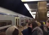 В Москве десятки пассажиров оказались заблокированы в вагоне метро