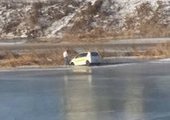 Во Владивостоке такси провалилось под лёд