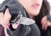 В Приморье одна женщина, приставив нож к горлу, ограбила другую