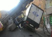 Во Владивостоке экскаватор раздавил припаркованный микрогрузовик