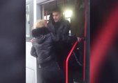 Во Владивостоке мужчина пинками вышвырнул из автобуса неадекватную мамашу