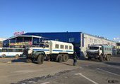 Во Владивостоке бойцы спецподразделений проводили зачистку рынка на Спортивной