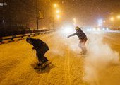 Экстремалы на сноубордах и тюбингах катались по ночному заснеженному Владивостоку
