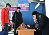 Должников по отоплению и горячей воде выискивали в аэропорту Владивостока среди туристов