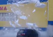 Во Владивостоке рухнувший с крыши снег раздавил автомобиль