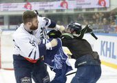 Во Владивостоке хоккеисты перед матчем устроили драку