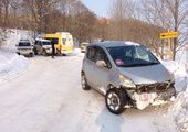 Во Владивостоке в пассажирский автобус один за одним врезались три автомобиля