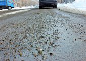 Коммунальщики Уссурийска посыпали дороги камнями, которые бьют стекла автомобилей
