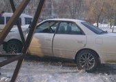 Во Владивостоке лихач вылетел на тротуар и врезался в опору ЛЭП