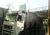 Грузовик длинномер едва не разрушил мост во Владивостоке
