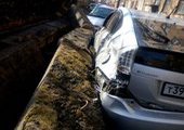 Во Владивостоке подпорная стена смяла несколько автомобилей