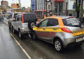 Во Владивостоке таксист испугался ответственности за разбитые машины и сбежал