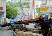 Во Владивостоке при ремонте теплотрассы перевернулся подъёмный кран