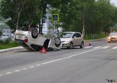 Во Владивостоке водительница протаранила автомобиль и тот перевернулся на крышу