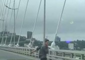 Сотрудники нацгвардии задержали неадекватного парня с ножом у горла на Золотом мосту